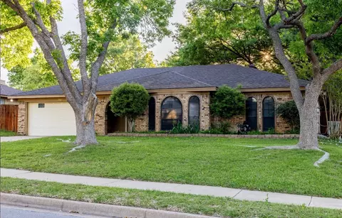 232 Meadowhill Dr, Benbrook, TX 76126
