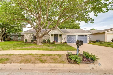 112 Matthew Dr, Crowley, TX 76036