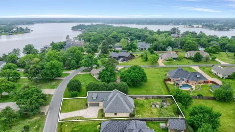839 Kiowa Dr E, Lake Kiowa, TX 76240