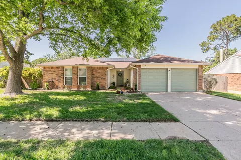 3129 Manchester Cir, Bedford, TX 76021