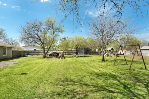 Exterior - 309 E Franklin Ave, Electra, TX 76360 photo 4 of 8