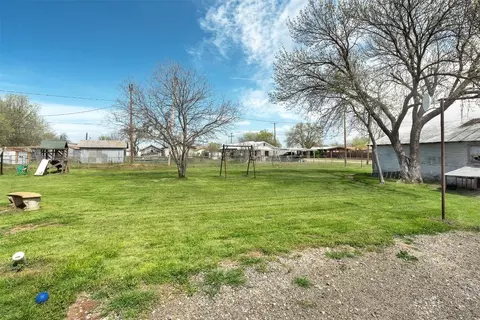 Exterior - 309 E Franklin Ave, Electra, TX 76360 photo 3 of 8
