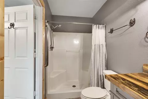 Bath - 309 E Franklin Ave, Electra, TX 76360 photo 2 of 3