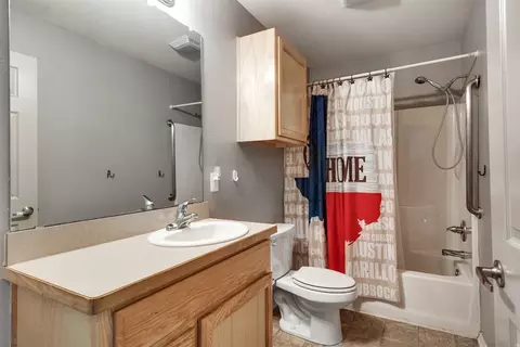 Bath - 309 E Franklin Ave, Electra, TX 76360 photo 3 of 3