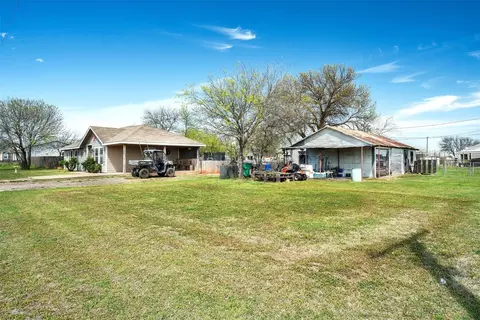 Exterior - 309 E Franklin Ave, Electra, TX 76360 photo 7 of 8