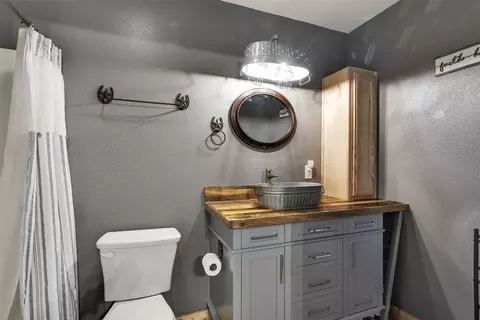 Bath - 309 E Franklin Ave, Electra, TX 76360 photo 1 of 3