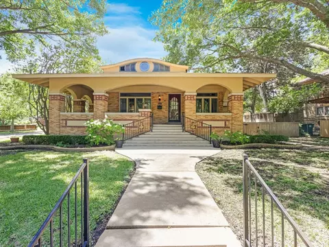 2101 Pembroke Dr, Fort Worth, TX 76110