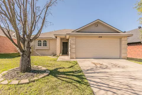 1074 Roundrock Dr, Saginaw, TX 76179