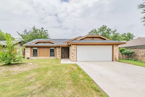 205 Kalmia Dr, Arlington, TX 76018