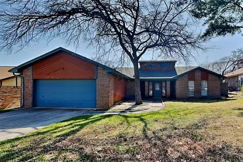 5700 Overridge Dr, Arlington, TX 76017
