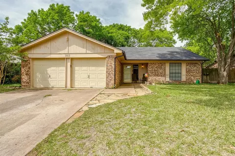 1813 Prince Dr, Benbrook, TX 76126
