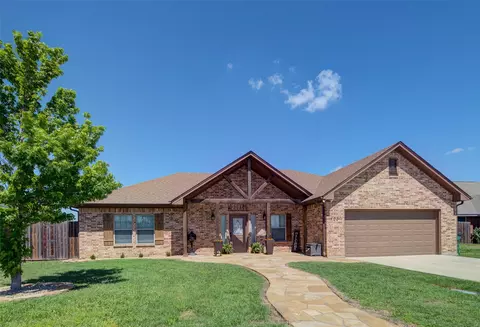 704 Meadow Ln, Bowie, TX 76230