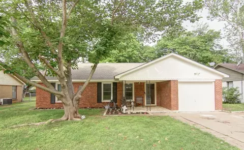 809 Thersa Dr, River Oaks, TX 76114
