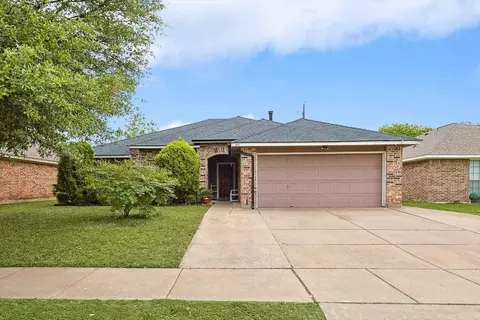 818 Simon Dr, Cedar Hill, TX 75104