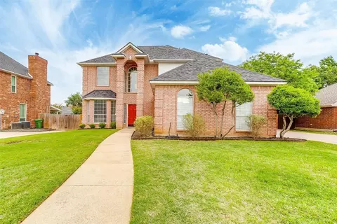 1652 Oak Creek Dr, Hurst, TX 76054