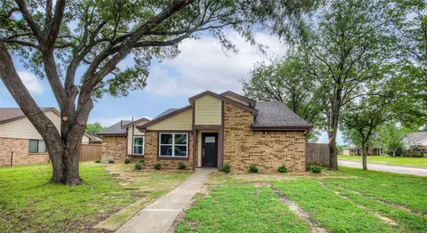 526 Feathercrest Ln, Mesquite, TX 75150