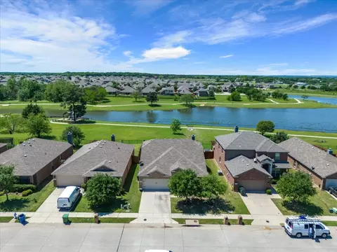 900 Cheyenne Dr, Aubrey, TX 76227
