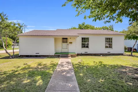 110 Lewis St, Waxahachie, TX 75165