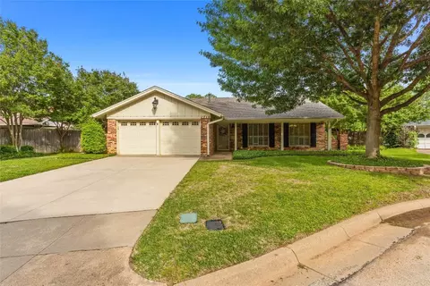 1710 Park Ridge Ct, Arlington, TX 76012