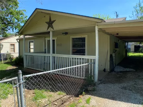 610 E Hundley Dr, Lake Dallas, TX 75065