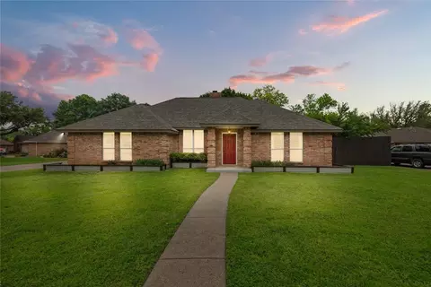 202 Tanglewood Ln, Waxahachie, TX 75165