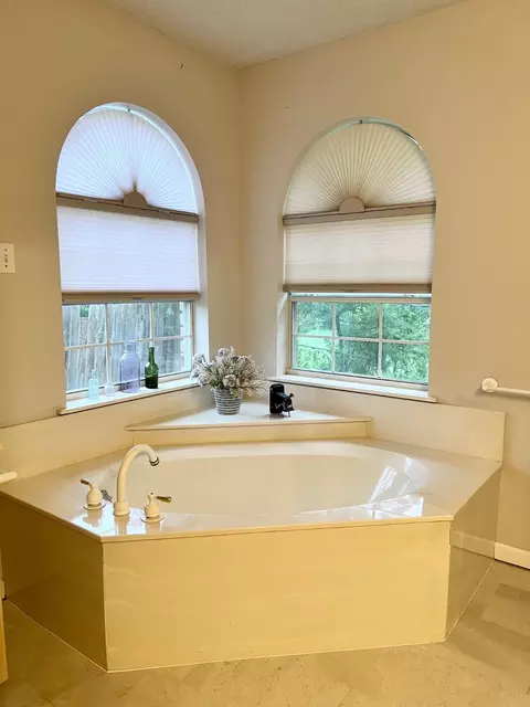 Bath - 903 W Barnes Ave, Comanche, TX 76442 photo 5 of 7