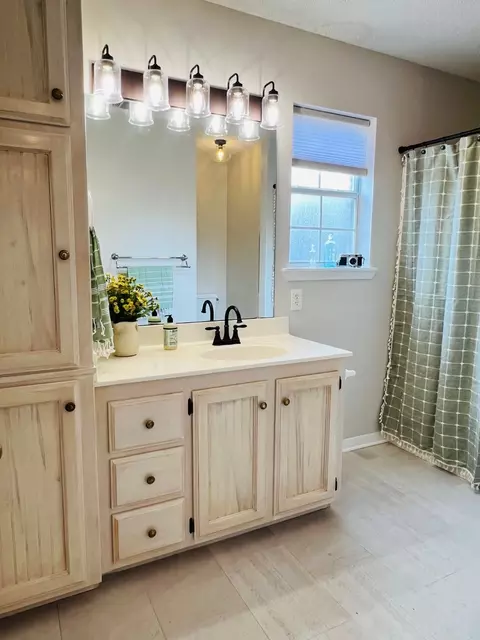 Bath - 903 W Barnes Ave, Comanche, TX 76442 photo 6 of 7