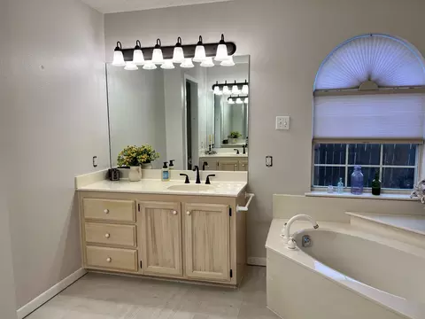 Bath - 903 W Barnes Ave, Comanche, TX 76442 photo 2 of 7