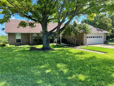Exterior - 903 W Barnes Ave, Comanche, TX 76442 photo 3 of 11