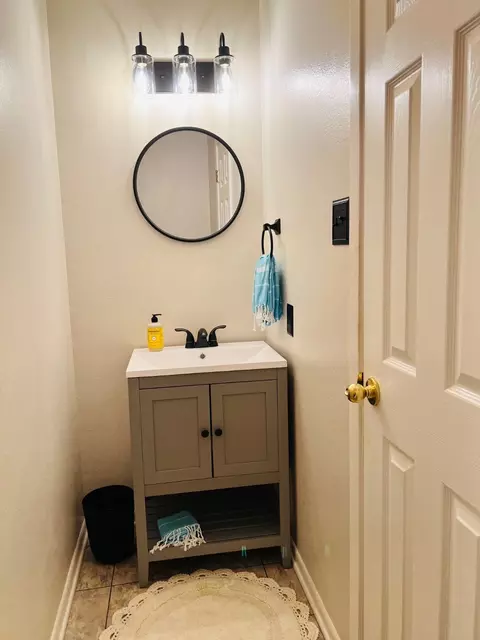 Bath - 903 W Barnes Ave, Comanche, TX 76442 photo 1 of 7