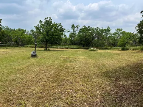 Exterior - 903 W Barnes Ave, Comanche, TX 76442 photo 8 of 11