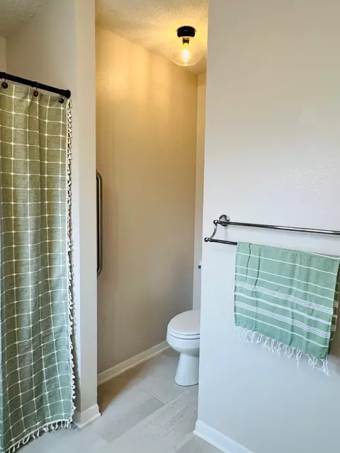 Bath - 903 W Barnes Ave, Comanche, TX 76442 photo 7 of 7