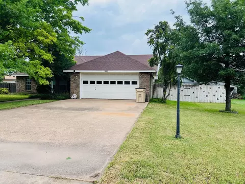 Exterior - 903 W Barnes Ave, Comanche, TX 76442 photo 9 of 11
