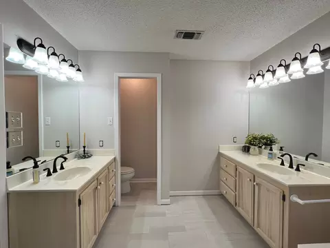 Bath - 903 W Barnes Ave, Comanche, TX 76442 photo 3 of 7