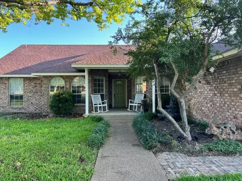 903 W Barnes Ave, Comanche, TX 76442
