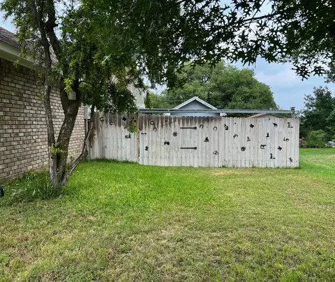 Exterior - 903 W Barnes Ave, Comanche, TX 76442 photo 10 of 11