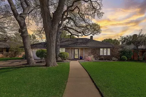 1902 Reverchon Dr, Arlington, TX 76017
