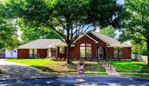 817 Clear View Ct, Burleson, TX 76028