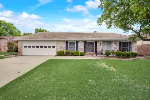 3312 Robinhood Ct, Bedford, TX 76021