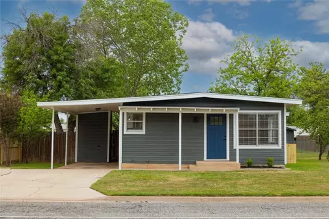 Exterior - 904 E Fitzgerald St, Bangs, TX 76823 photo 3 of 17