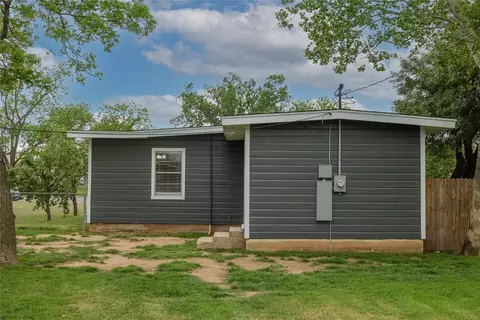 Exterior - 904 E Fitzgerald St, Bangs, TX 76823 photo 13 of 17