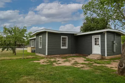 Exterior - 904 E Fitzgerald St, Bangs, TX 76823 photo 11 of 17