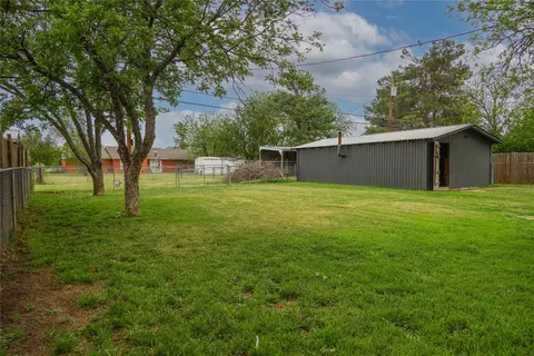 Exterior - 904 E Fitzgerald St, Bangs, TX 76823 photo 4 of 17