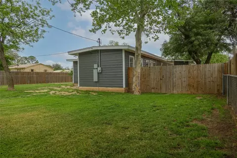 Exterior - 904 E Fitzgerald St, Bangs, TX 76823 photo 14 of 17