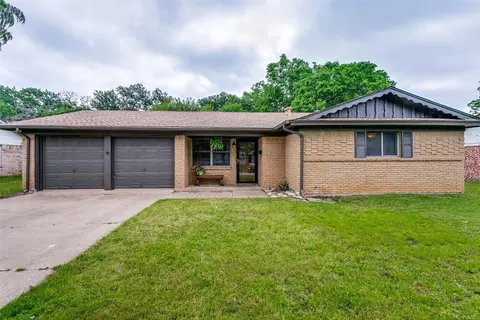 513 Henslee Dr, Euless, TX 76040