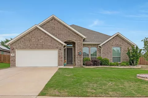 300 Little John Ct, Saginaw, TX 76179
