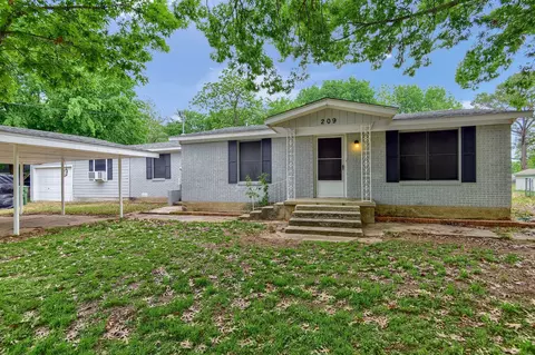 209 E Woodland St, Collinsville, TX 76233