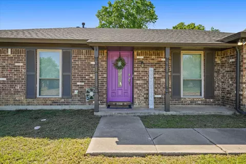 925 Prestwick St, Bedford, TX 76022