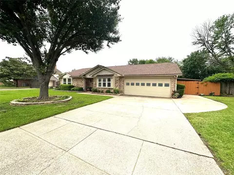647 Highland Park Dr, Hurst, TX 76054