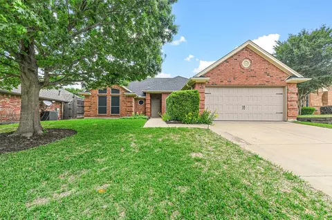 806 W Lonesome Dove Trl, Arlington, TX 76001